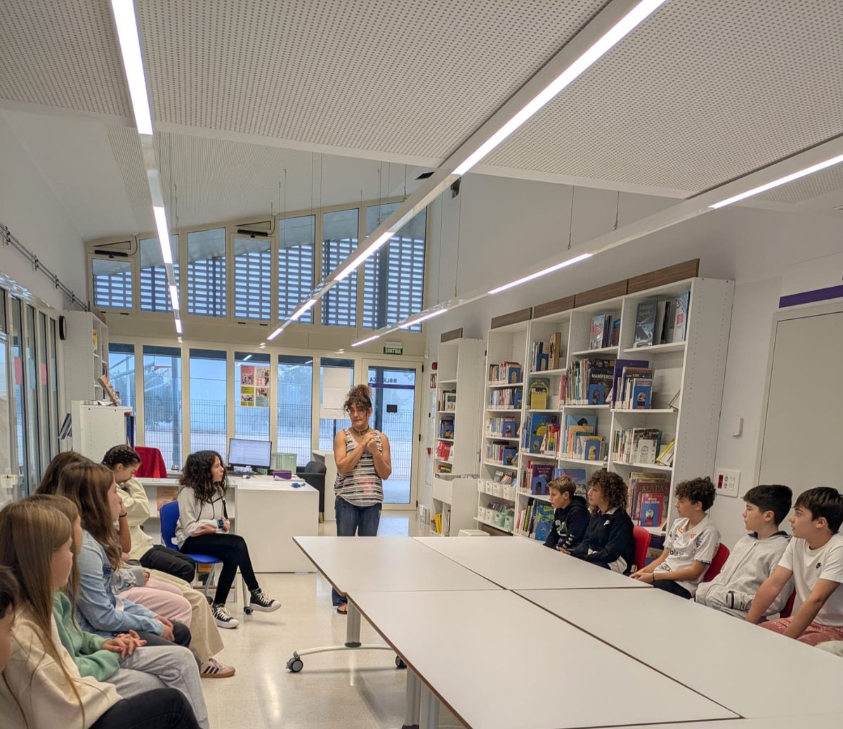 Avui us ensenyem un dels moments en què l'alumnat de 1r d'ESO ha estat a la biblioteca del centre. Així s'ha familiaritzat amb l'espai, el seu funcionament, tota la varietat de llibres i material que hi poden trobar...