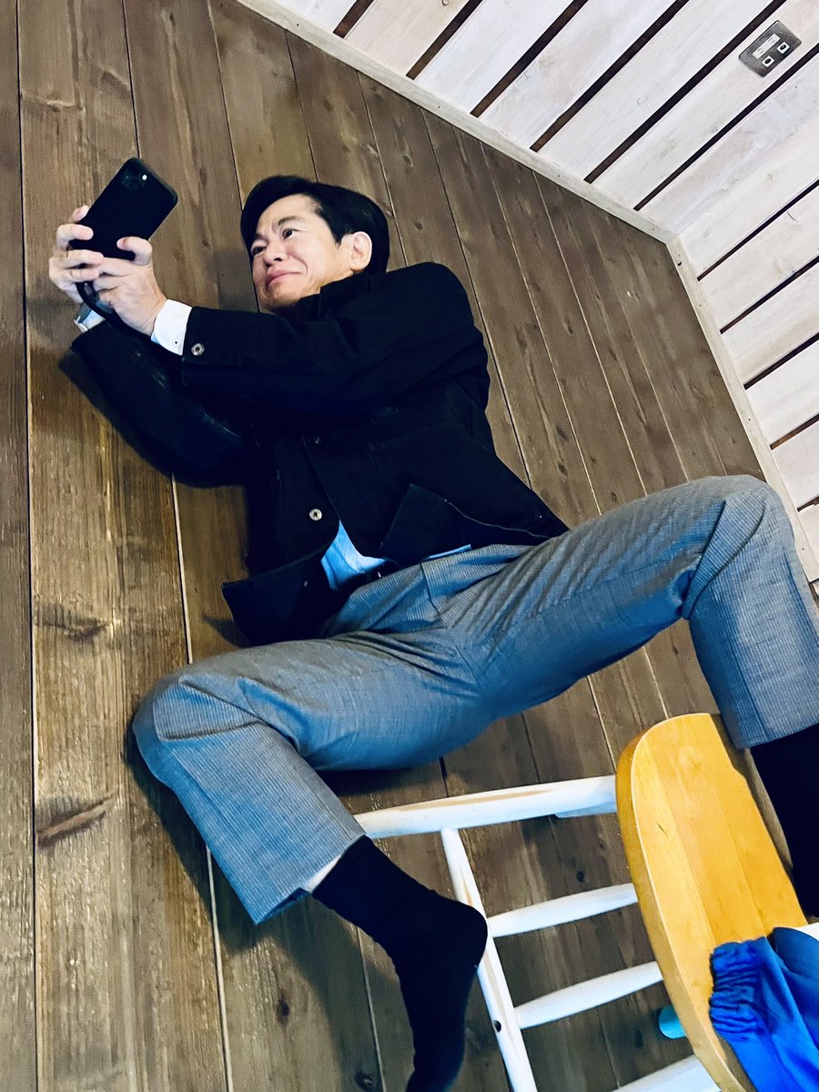 今日は先輩と現場。

空き時間、２時間くらい喋って、いったんそれぞれ過ごす雰囲気になって、まだ空き時間。

#永野宗典 
#ヨーロッパ企画