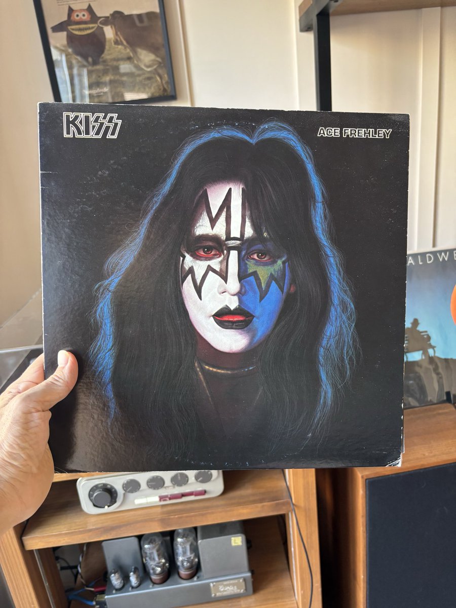 まぁ今日はこれだよな。’78年にメンバー4人が同時にソロALを出した時の。僕はエースのが1番好きで、1番聴いたはず。（次がポール）他の3人ほどボーカル声じゃないんだけど、めちゃロックしてて好き。そのギターフレーズと同じく独特で魅力あるんだよなぁ。