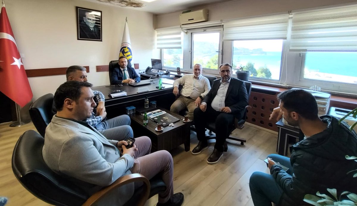 HBTONBUL's tweet photo. Türkiye Taşkömürü Kurumu Ziyareti

Enerji Bir-Sen heyeti olarak Türkiye Taşkömürü Kurumu (TTK) Genel Müdürü Muharrem Kiraz’ı ziyaret ettik. Kurumun yürüttüğü çalışmalar, sektörün mevcut durumu ve çalışanların beklentileri üzerine kapsamlı bir değerlendirme gerçekleştirdik.

Ziyaretimizde ayrıca TTK İç Denetim Birimi Başkanı Dr. Nail Altuntaş ile bir araya gelerek kurum içi süreçler, verimlilik ve çalışma koşullarına dair istişarelerde bulunduk.

Türkiye Taşkömürü Kurumu, ülkemizin enerji üretiminde stratejik bir yere sahip. Bu nedenle hem üretim kapasitesinin güçlendirilmesi hem de çalışanların emeklerinin karşılığını aldığı, güvenli ve sürdürülebilir bir çalışma ortamının sağlanması büyük önem taşıyor.

Ziyaretimiz sırasında gösterdikleri misafirperverlik ve kurum çalışmalarıyla ilgili paylaştıkları değerli bilgiler için kendilerine teşekkür ediyorum. Kurumun yürüttüğü önemli çalışmaların başarıyla devam etmesini diliyorum.