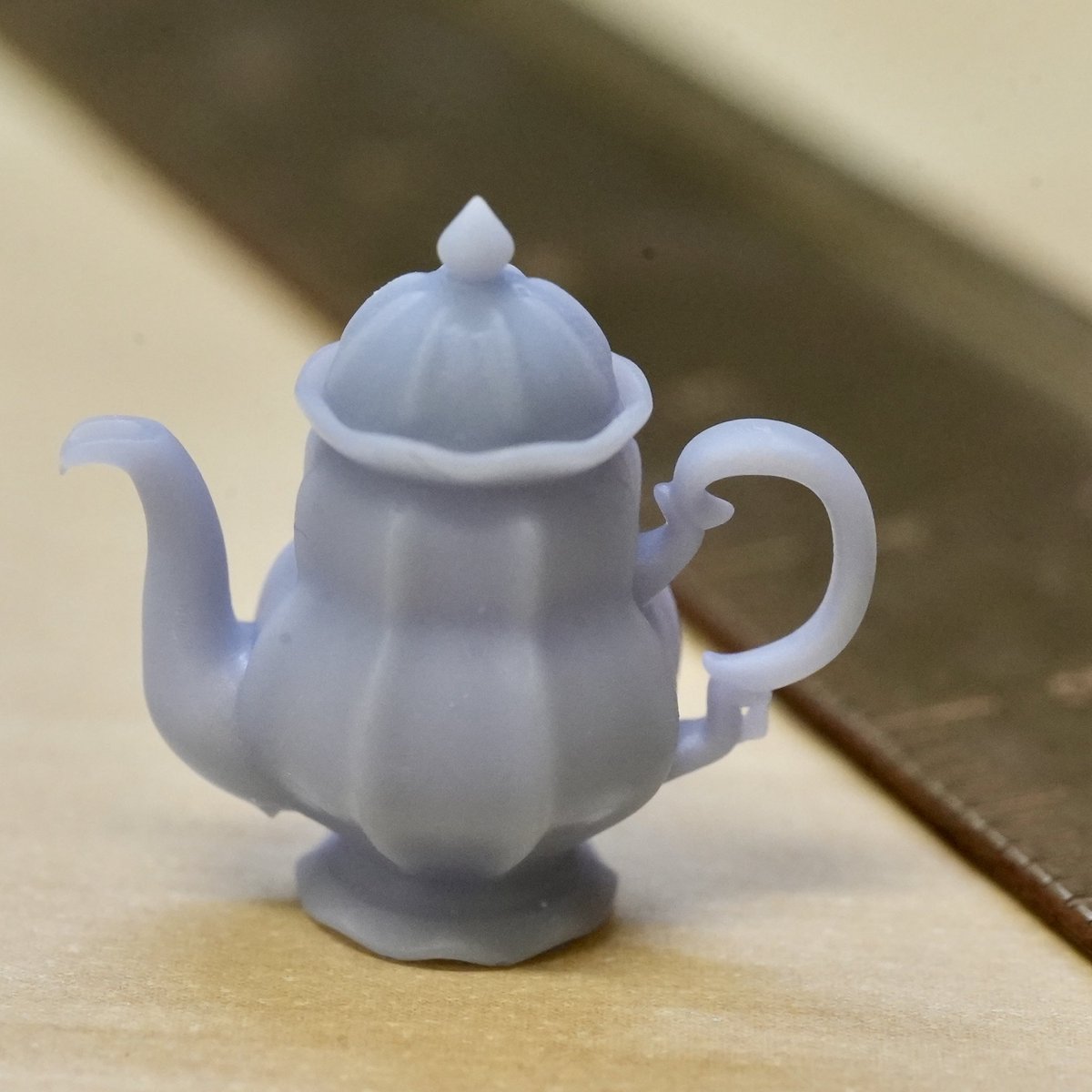 flat_3d_school's tweet photo. 高さ17.5㎜のアンティーク風ティーポットをFusionでモデリングしてみました🫖フォーム機能を駆使して、表面に細かな変化をつけています。内部まで作り込んでいますが、小さすぎて肉眼では見えません💦

データ：自作（Fusion）
プリンター：Mars 5 Ultra
レジン：レジン：水洗いレジン（SK） https://t.co/yhDykNCKzf