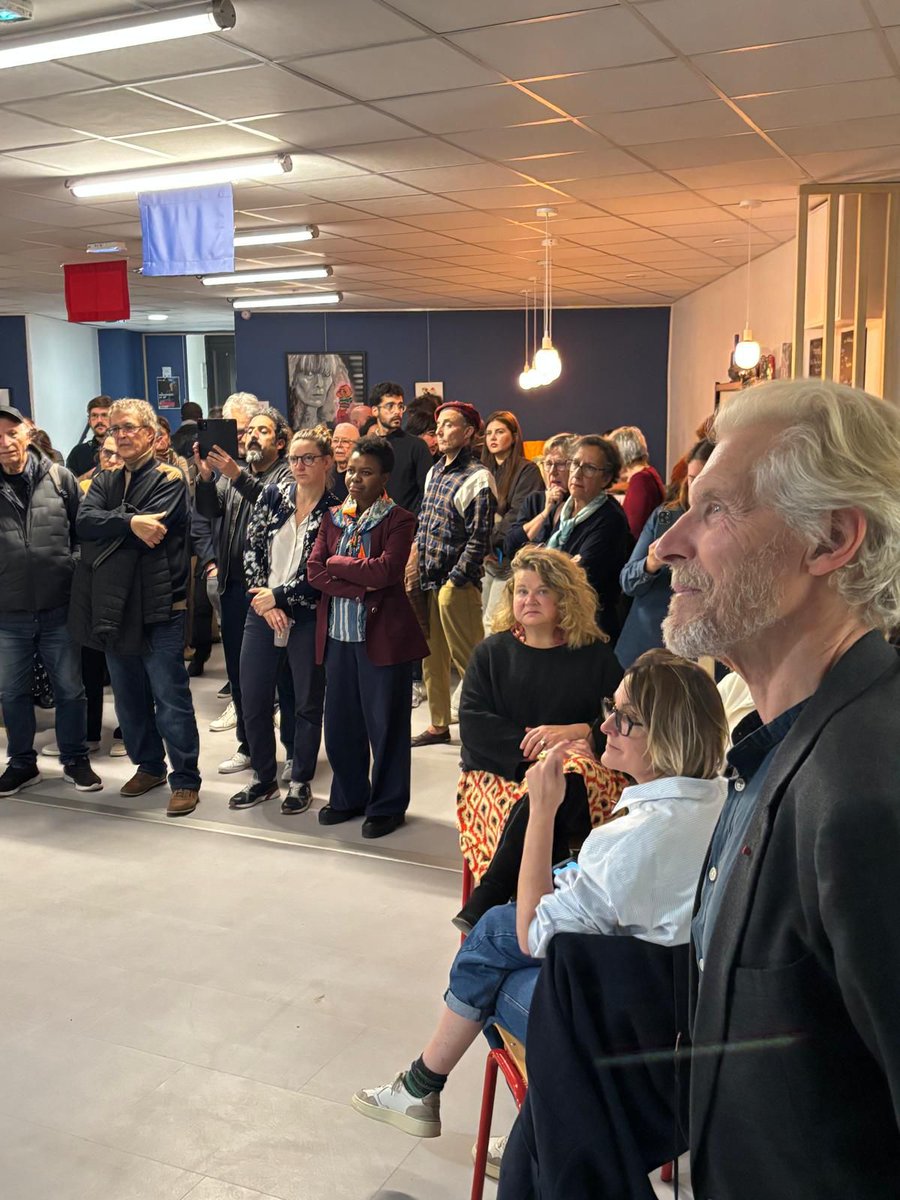 "Imaginons le 20e !" Nombreux hier pour une belle soirée de lancement de nos groupes de travail avec plus d'une centaine de personnes venues travailler avec nous autour d'@ericpliez 🌹✊

L'occasion pour <a href="/lamiaela/">Lamia El Aaraje</a> de lui remettre notre Contribution des Socialistes de #Paris20