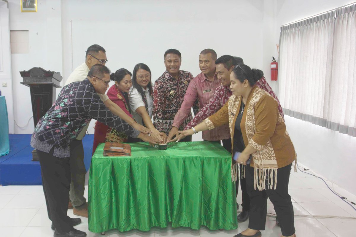 OfficialYKMI's tweet image. Pemerintah Kabupaten Rote Ndao bersama UNICEF dan YKMI resmi meluncurkan Rencana Aksi Daerah (RAD) PAUD Holistik Integratif (HI) dalam acara Rapat Diseminasi Monitoring Terpadu PAUD HI, Kamis (16/10) di Aula Kopdit Sehati Ba’a, NTT.

#PAUDHI #PAUD #UNICEF #YKMI