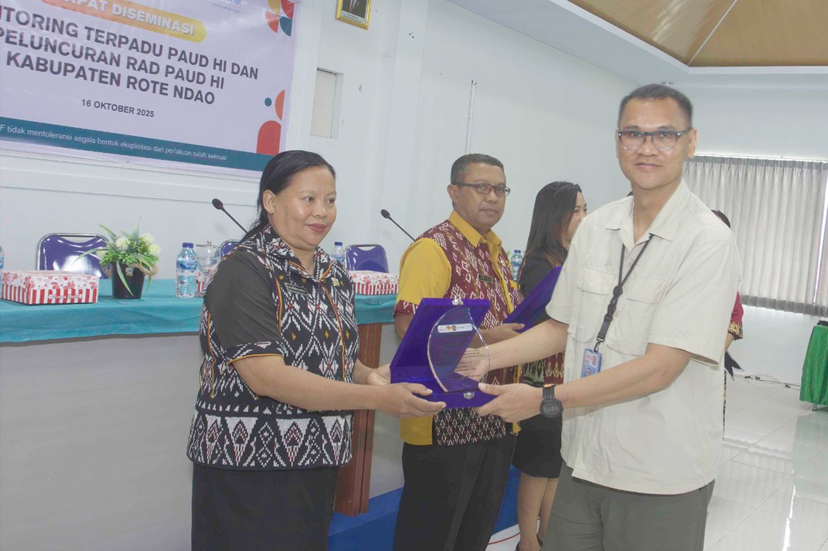 OfficialYKMI's tweet image. Pemerintah Kabupaten Rote Ndao bersama UNICEF dan YKMI resmi meluncurkan Rencana Aksi Daerah (RAD) PAUD Holistik Integratif (HI) dalam acara Rapat Diseminasi Monitoring Terpadu PAUD HI, Kamis (16/10) di Aula Kopdit Sehati Ba’a, NTT.

#PAUDHI #PAUD #UNICEF #YKMI