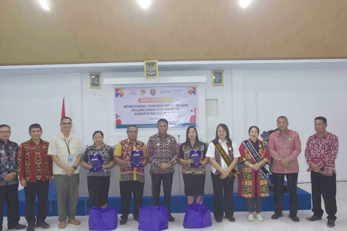 OfficialYKMI's tweet image. Pemerintah Kabupaten Rote Ndao bersama UNICEF dan YKMI resmi meluncurkan Rencana Aksi Daerah (RAD) PAUD Holistik Integratif (HI) dalam acara Rapat Diseminasi Monitoring Terpadu PAUD HI, Kamis (16/10) di Aula Kopdit Sehati Ba’a, NTT.

#PAUDHI #PAUD #UNICEF #YKMI