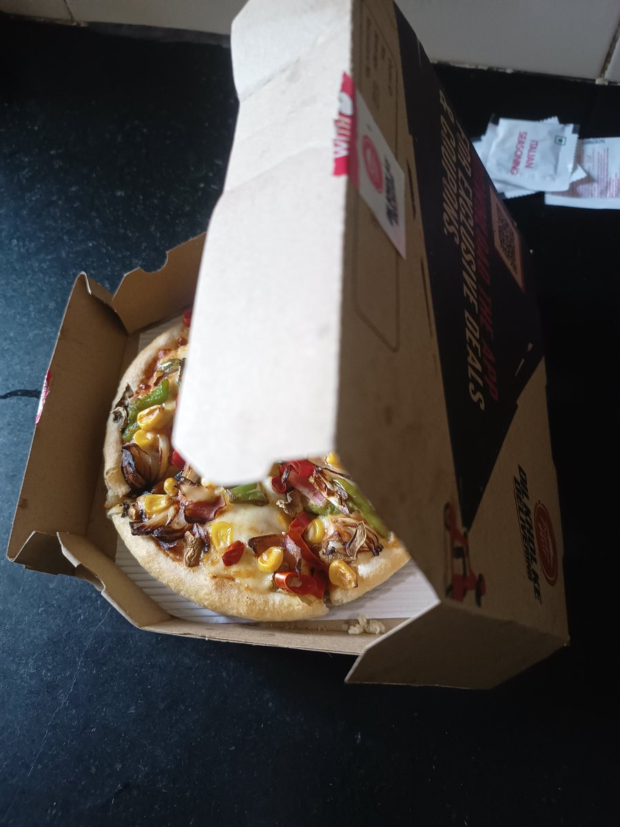 AnilPatil2000's tweet photo. @PizzaHutIN @pizzahut 
It took 60 mins to deliver pizza that too burned one.

Store manager Chanchal doesnt care about time or quality. https://t.co/qgwAbFUqyV