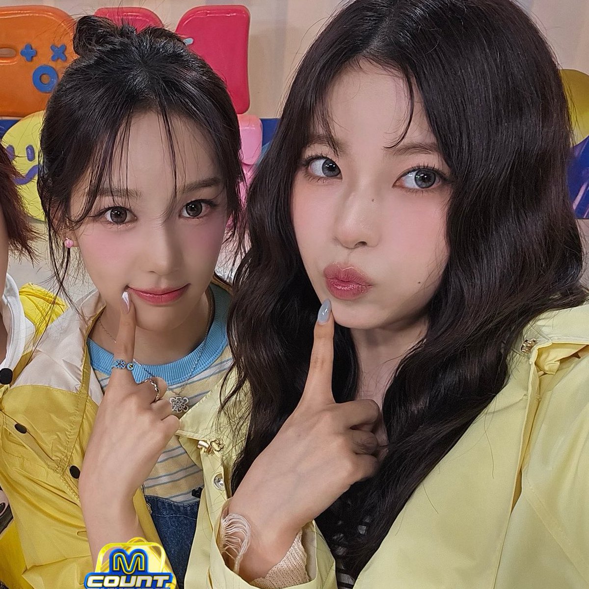 nmixx kyujin hugging and congratulating sarang on their win!! 🥹🤍