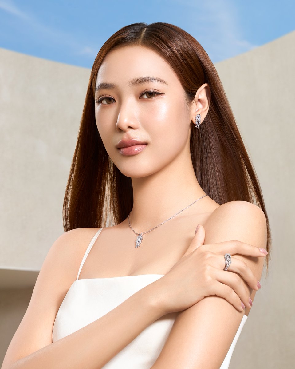 ความอ่อนช้อยและสง่างามที่ปรับโฉมใหม่ ถ่ายทอดโดยนักแสดงไทยผ่านคอลเล็กชั่น Chance Infinie

#FREDJewelry #FREDParis #ChanceInfinie
#NamtanTipnaree #filmracha
#น้ำตาลฟิล์ม #NamtanFilm 

สัมผัสความเปล่งประกายและอ่อนช้อยของเครื่องประดับดีไซน์ใหม่ในคอลเล็กชั่น Chance Infinie กับน้ำตาล