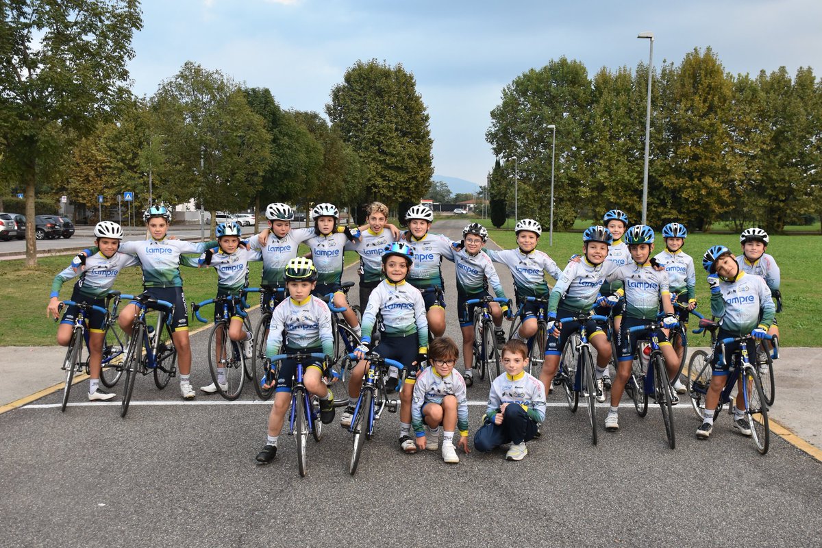 RodengoSaiano's tweet photo. 💛💙 Si chiude una stagione straordinaria anche per i nostri Giovanissimi! 🚴‍♀️🚴‍♂️

L’ultima gara a Cremona ha messo il punto finale su un anno intenso, fatto di entusiasmo, impegno e tante soddisfazioni per i nostri piccoli grandi atleti. https://t.co/xFdaiZJUbT