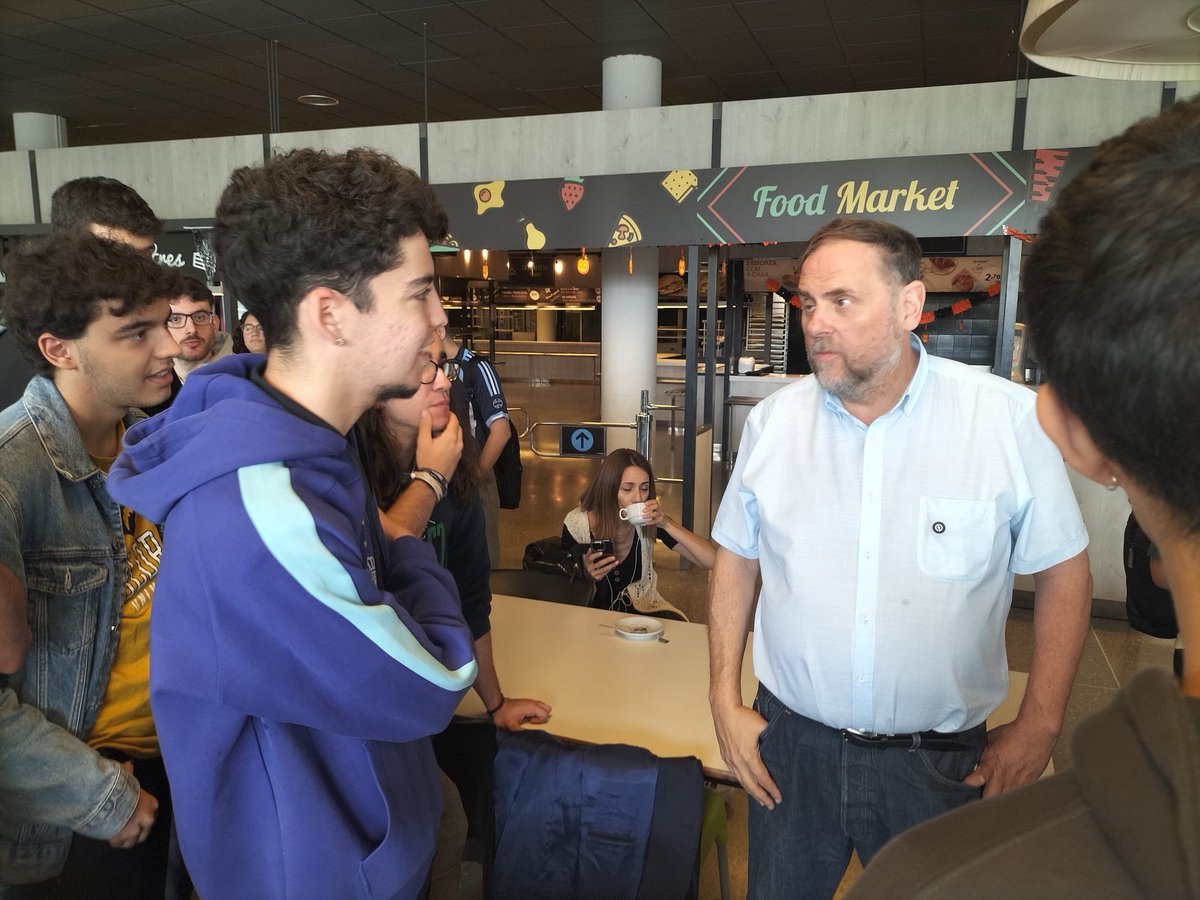 AVUI APAREIX A LA <a href="/UABBarcelona/">Universitat Autònoma de Barcelona</a> Oriol Junqueras, un plaer haber xerrat amb tu <a href="/junqueras/">Oriol Junqueras 🎗️</a> 🤝

#uab #junqueras #barcelona