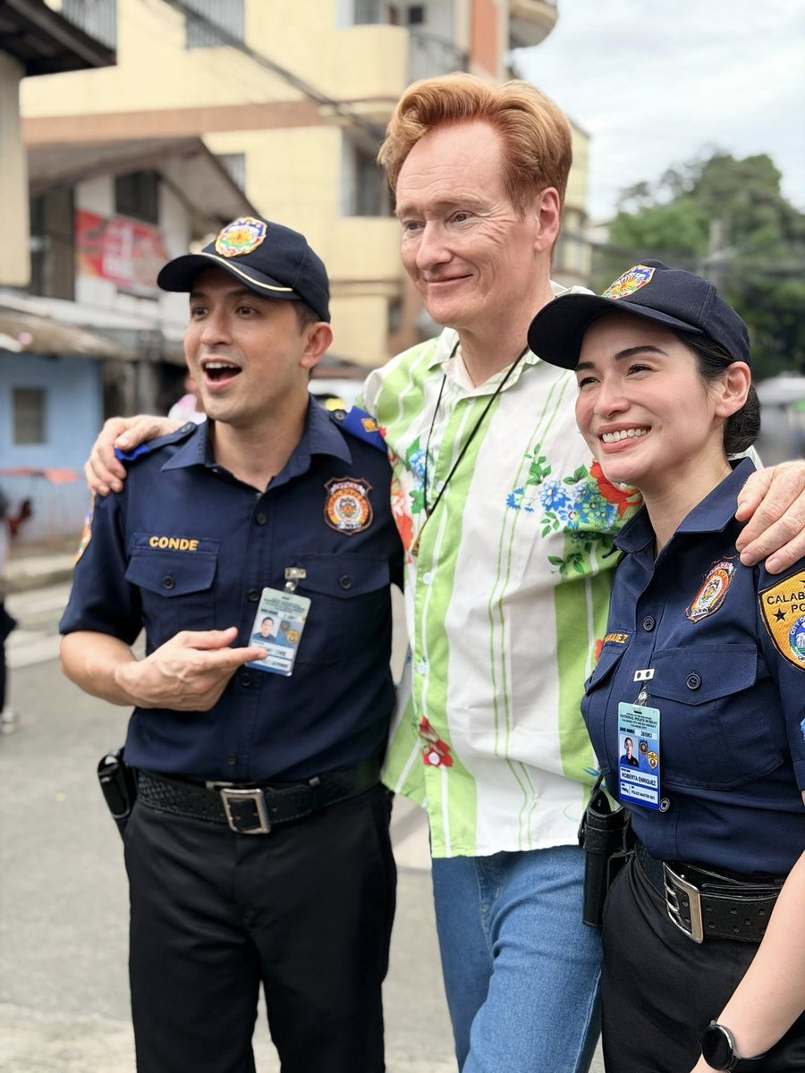gmanews's tweet photo. TAPING DAY WITH CONAN THE BAR BRIEN 🎬

Dennis Trillo shares some snaps with American TV host Conan ’O’Brien during a taping of "Sanggang-Dikit FR," in which the latter is set to appear.

Courtesy: Dennis Trillo https://t.co/cuwUyzqQhN