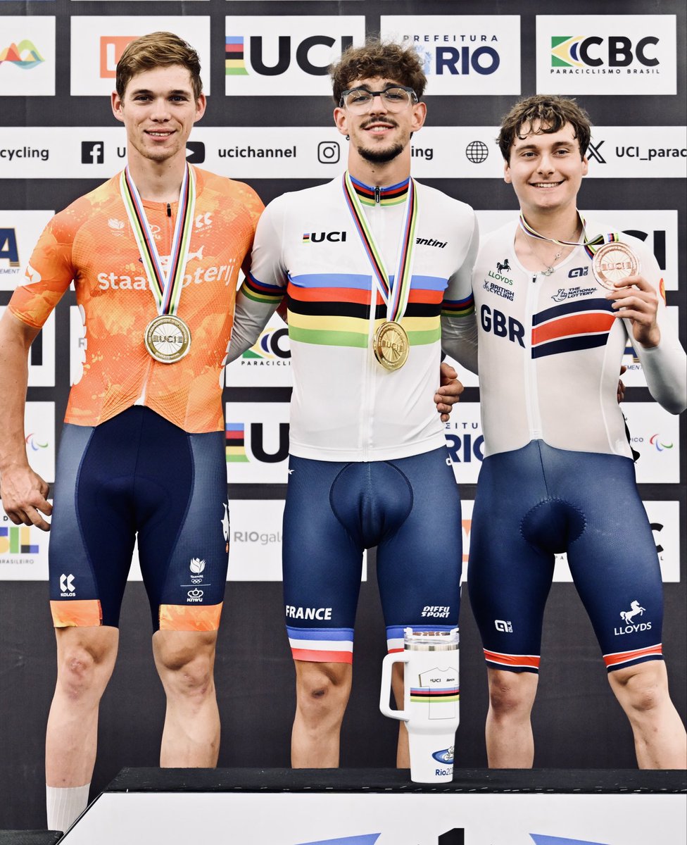 🥇🇫🇷 Champion du Monde du Scratch 10km hier soir au Brésil ! La compétition continue aujourd’hui avec la vitesse.

🌈 #23 

📸 @uci_cycling @2025uciparatrack