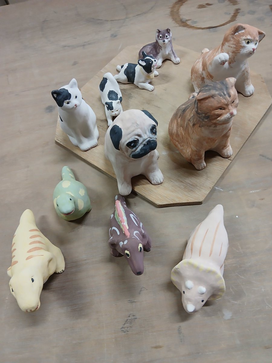 素焼き製品に絵付けしてサンプル作りです。あとは透明釉を掛けて焼きます。