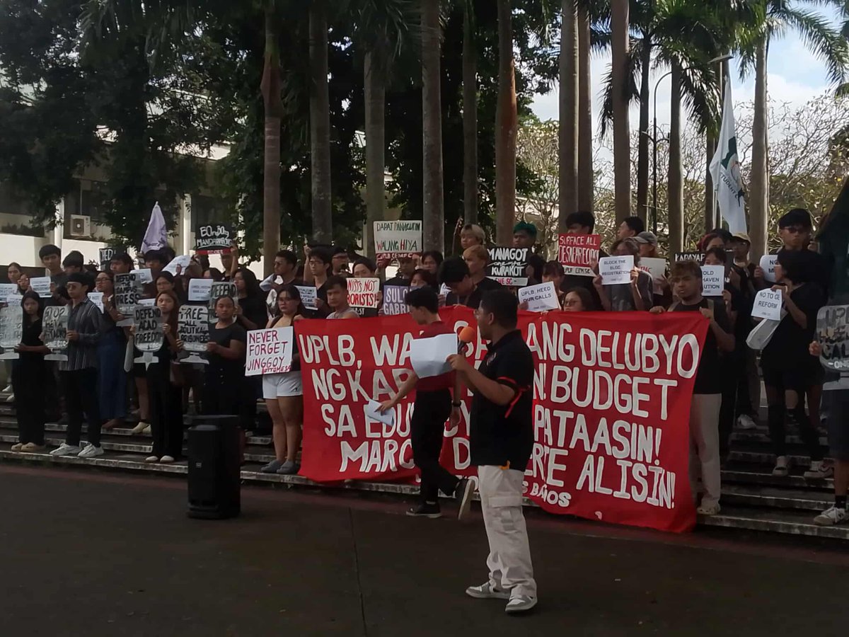 uplbperspective's tweet photo. NGAYON: Bilang pakikiisa sa National Day of Action against Corruption, muling nagkasa ng walkout ang mga estudyante, kaguruan, at kawani ng UPLB, upang kundenahin ang malawak na budget cut para sa sektor ng edukasyon (1/2)

#UPLBWalkout
#STYouthFight https://t.co/gbIKdSmURM