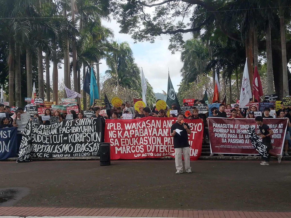 uplbperspective's tweet photo. NGAYON: Bilang pakikiisa sa National Day of Action against Corruption, muling nagkasa ng walkout ang mga estudyante, kaguruan, at kawani ng UPLB, upang kundenahin ang malawak na budget cut para sa sektor ng edukasyon (1/2)

#UPLBWalkout
#STYouthFight https://t.co/gbIKdSmURM
