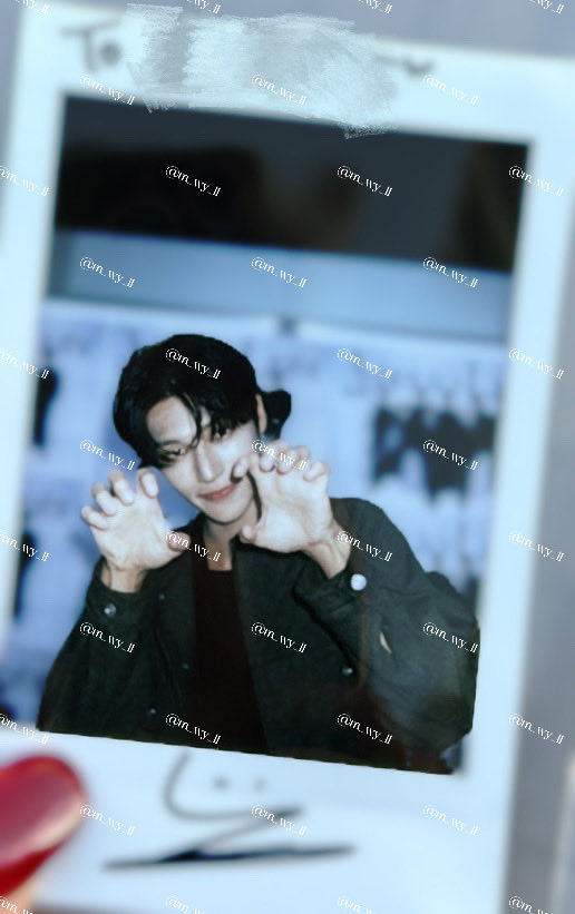 251017 チェキ　폴라로이드

멋진 고양이다🐈‍⬛🖤

#우영 #ウヨン #ATEEZ #에이티즈 #WOOYOUNG