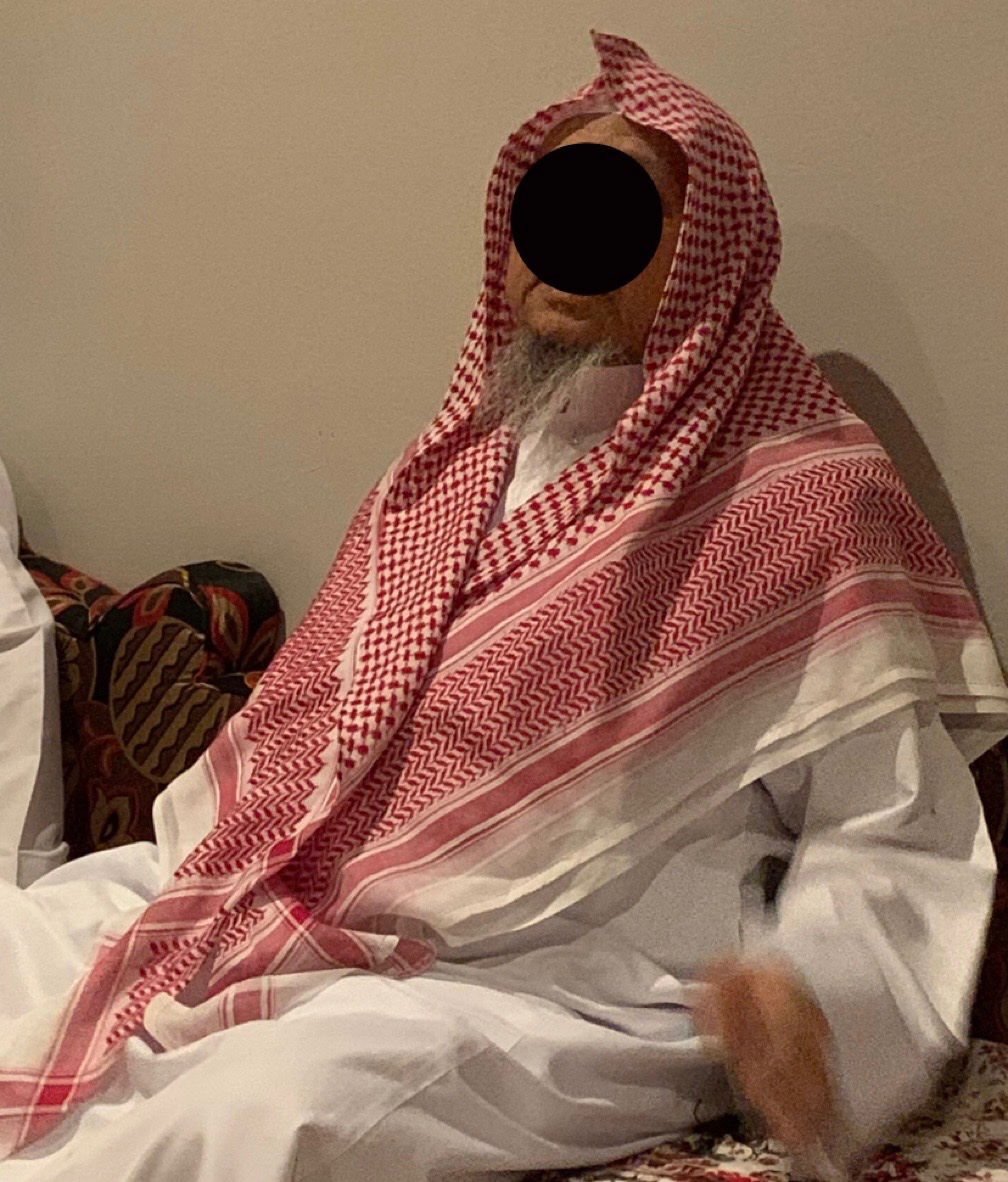 مانسيتك لو سلينا بهالحياة
ولو ضحكنا مع اللي يضحكون
ادعي الله في سجودي وكل صلاة
ينزل الرحمات لك مثل المزون
وياعساك تقول في قبرك وصااه
ليت اهلي عن نعيمي يعلمون