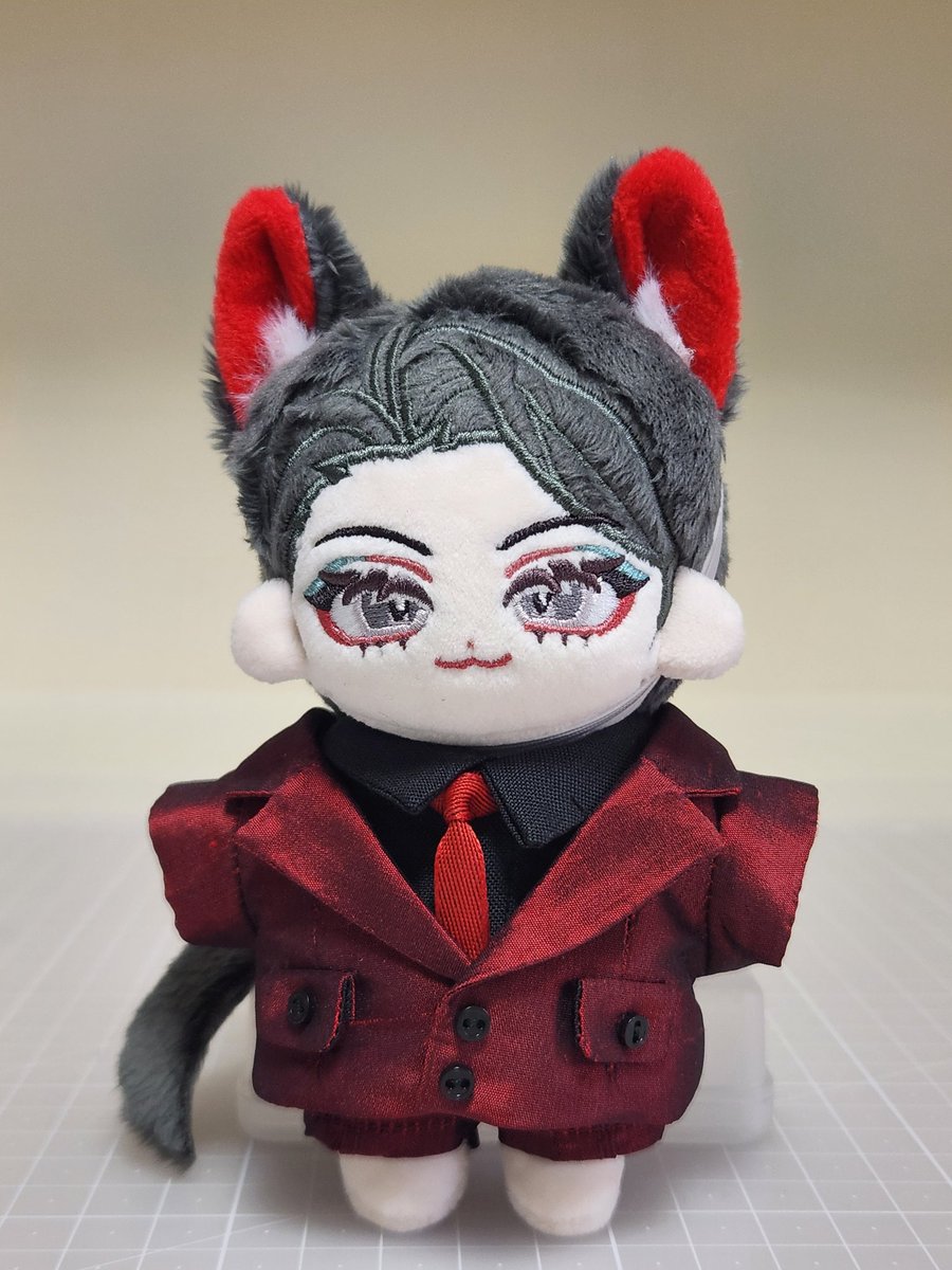 련주님께 너무 찰떡 아닌가요🥺
연성술사님 연성부티크 레드실크 보자마자 이거다 싶었는데 드디어 호일소에게 꼬까옷 입히기 성공!
이제 귀걸이랑 구두 사러가야지💸💸💸