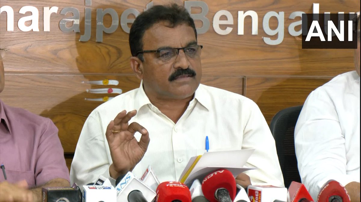 ANI's tweet image. Bengaluru, Karnataka | Contractors Association President Manjunath says, "33 thousand crores are pending bills which the government has to clear. We met CM and concerned ministers many times; every time we meet, they say they will clear it soon. There are bills worth more than Rs…