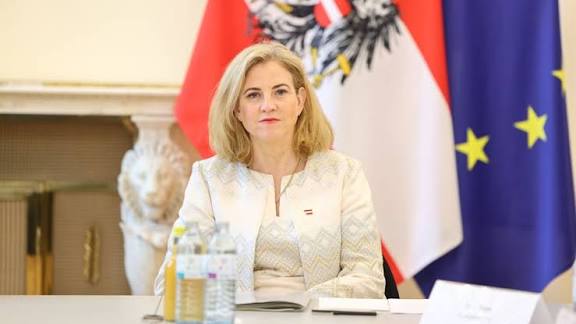 Putin und Trump treffen sich in Ungarn um über die Beendigung des Krieges zu sprechen. 
Unsere intelligenzbefreite österreichische Außenministerin Meinl-Reisinger würde Putin verhaften lassen. 
Soviel dazu, was aus Österreich unter dieser Regierung geworden ist.