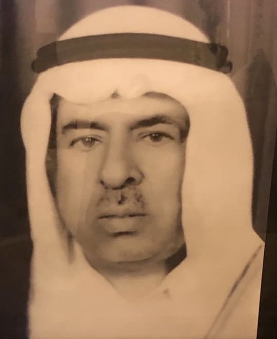3232Sab's tweet photo. قنديل العلم ومجد الأجيال

في معادن النفوس كنوز لا تصدأ، وفي صحائف الزمان أسماء لا تبلى، كأنها جواهر من ضوء خُلقت لتخلّد الأثر الجميل، وتطرّز تاج التاريخ بأنفاس الخلود.
ومن بين تلك الجواهر النفيسة، يسطع اسم كلما ذُكر تضوعت به المجالس مهابة وإجلالًا، وتسامى به الذكر في محراب الوفاء إنه
الأستاذ الفاضل القدير سليمان بن سليم بن حسين المحمدي – رحمه الله –، الرجل الذي لم يكن عابرًا في درب الحياة، بل قنديلًا مضيئًا على مفترق الدروب، يهدي الحائرين، ويوقظ في الأجيال مصابيح العقول، ويغرس في قلوبهم أنوار اليقين.
نصف قرن من عمر الزمن عاشه بين القلم والسبورة، يخط على بياضها فجرًا من نور، ويزرع في سطورها حدائق من علم وتهذيب وسكينة.
خمسون عامًا مرّت عليه فصولها متعاقبة، ربيعها زهو الزهور، وصيفها تأجج الهمم، وخريفها نضج الحكمة ووقارها، وشتاؤها غيوث العلم تروي القلوب كما تحيي الأرض بعد موات.
لم يكن التعليم عنده مهنة تُستدر بها الأرزاق، بل عبادة تُستجلب بها البركات، وميثاقًا تُؤدى فيه الأمانة، وعهدًا يُرفع به الوطن إلى منازل النور.
رآه الملك فهد بن عبدالعزيز – رحمه الله – ببصيرة القائد الذي يعرف قدر المخلصين، فخلّد أثره بكلمة لا تُنسى قال فيها:

"إن هذا الرجل قد أفنى زهرة شبابه في خدمة العلم والتعليم، وإنه من المخلصين الذين يستحقون التقدير والتشجيع."

فكانت شهادته وسامًا ملكيًا خالدًا، ووسامًا من النور والسيادة والوفاء، يعلو كل وسام، ويثبت أن هذا الرجل لم يكن فردًا في ركب المعلّمين، بل كان وحده أمة في العطاء والإخلاص، خلد اسمه في سجل الوطن كما تُخلّد بصمات الخير في صفحات التاريخ.
ثم جاء عبدالقدوس الأنصاري بعين العارف، فأفرد له في مجلة المنهل أربع عشرة صفحة كاملة تسطر عدلًا وإنصافًا، وتبعه طاهر الدباغ الذي رقّى مكانته حتى تولى الإشراف على مدارس المنطقة.
وأكد فضله الأستاذ عبدالله بوقس إذ وصفه بالشعلة التي لا تخبو، ثم جاء صوت الوفاء من بعيد، من الرحالة حمد الجاسر في بيروت، ليقول:

"قدرك أسمى من أن يُنسى، وفضلك أجل من أن يُهمل."

لم يعرف الراحة يومًا، ولا استكان إلى ظل أو مقام، بل كان كالسحاب يسافر حيث الحاجة، يحمل غيثه من عسفان إلى ثول، ومن خليص إلى قديد وغران والأبواء، يغرس المدارس كما يغرس الفلاح المصابيح في بيوت الطين، فيضيء بها الدروب والقلوب معًا، ويزرع في الأرض إنسانًا يُكمل مسيرة النور.
حتى إذا جاء شهر شعبان عام 1410هـ، أرخى جفونه كما تُرخي الشمس أهدابها عند الغروب، فانطفأ المصباح من يده، غير أن النور الذي أشعله بقي يتوهج في الذاكرة، ينسكب على السنين كالسنا على المآذن البعيدة.
رحل الجسد عن دار الفناء، وبقي الأثر نابضًا في ذاكرة الزمان، يضيء صفحات التاريخ كما يضيء الفجر وجنة الدجى.
رحم الله الأستاذ الفاضل القدير سليمان بن سليم بن حسين المحمدي – رحمه الله –، غير أن صدى خطاه ما زال يتردد في أروقة المدارس، كأن الجدران تحفظ همسه، والسبورات تبقي على بياضه، والمقاعد تنشد بذكراه كل صباح، والقلوب لا تزال ترتوي من نبع عطائه الذي لا ينضب.
اللهم اجزه عن كل حرف أنار به عقلًا، وعن كل سطر أزهر به قلبًا، وعن كل درس أيقظ به أملًا، خير الجزاء وأوفاه.
اللهم اجعل علمه صدقة جارية، وذكره سحابة ماطرة، وأثره نورًا خالدًا يتردد في صحائفه ما تعاقب الليل والنهار.
اللهم نوّر قبره كما نوّر العقول، وأكرم نزله كما أكرم النفوس، ووسع مدخله كما وسّع في العطاء، واجعل له في رحابك مقامًا محمودًا، وفي جناتك منزلًا موعودًا، مع النبيين والصديقين والشهداء والصالحين، وحسن أولئك رفيقًا.

#الأبواء
#شخصيات_من_الأبواء
#صابر_المحمدي