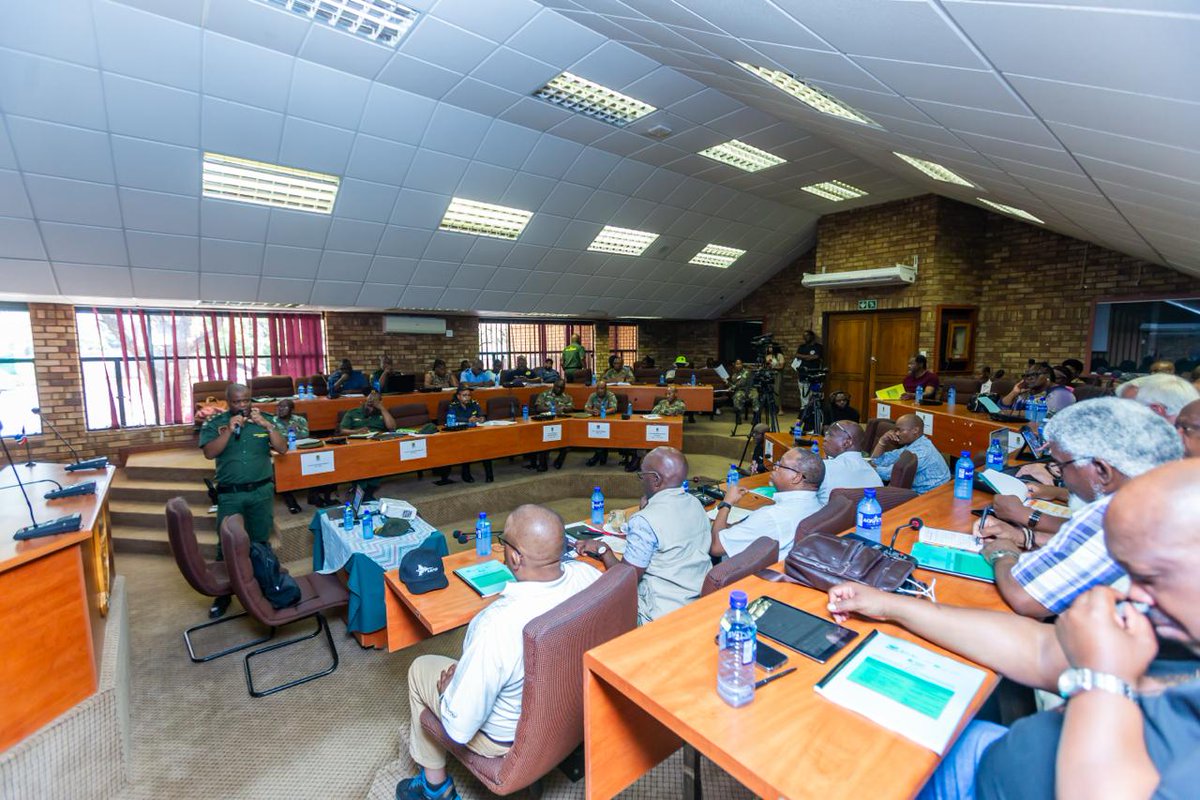 SANDF_ZA's tweet photo. Their presence highlighted Parliament’s appreciation for the professionalism and the commitment of the armed forces, whose members serve under challenging conditions to protect the Republic’s sovereignty.
#SANDF
#JointOperationsDivision
#JSCD
#MCDMV https://t.co/yCZctFieUK
