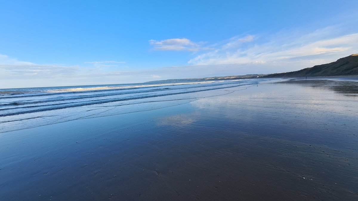 Mitchellrn2468's tweet photo. @SarahChampion Dog walks.on the beach in filey https://t.co/aPgQeSQ6hJ