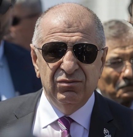 🇹🇷Özdağ: “Allah biliyor, eğer o salonda olsaydım Atatürk’e, Cumhuriyet’e hakaret edeni döverdim.”
Sakık: “Ben Şafiiyim abdestim bozulur.”
🇹🇷Özdağ: “Doğru söylemiş Şafiilerde ağızdan burundan kan gelince abdest bozulur. Dayak yemeyi kabul etmiş gerçekçi bir davranış.”
Türk’e Taraf