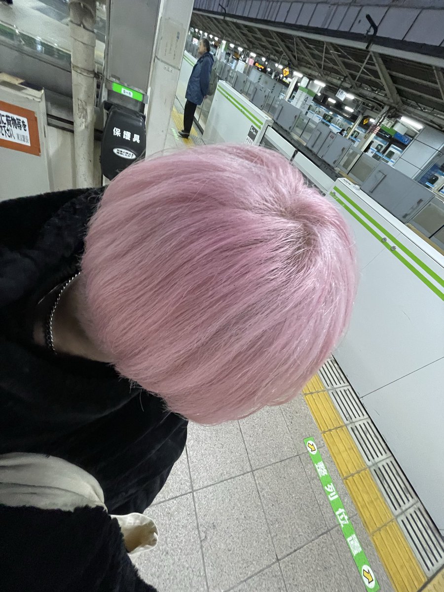 Amyaniime's tweet photo. ずっとアニメキャラみたいな髪色してたけどハイトーン卒業してついでにウルフになりました🤓 https://t.co/2W8KGefbjM