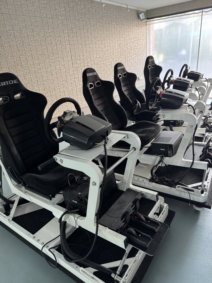 「モーションシミュレーター」

Final Lap白石です。

弊社でお預かりしていた2軸タイプのモーションシミュレーターが明日の午前中に旅立つことになりました。

2軸タイプと言えど、モーションがあるだけで実は楽しくレースができます。

弊社でこっそり販売していましたが、明日出荷になります。