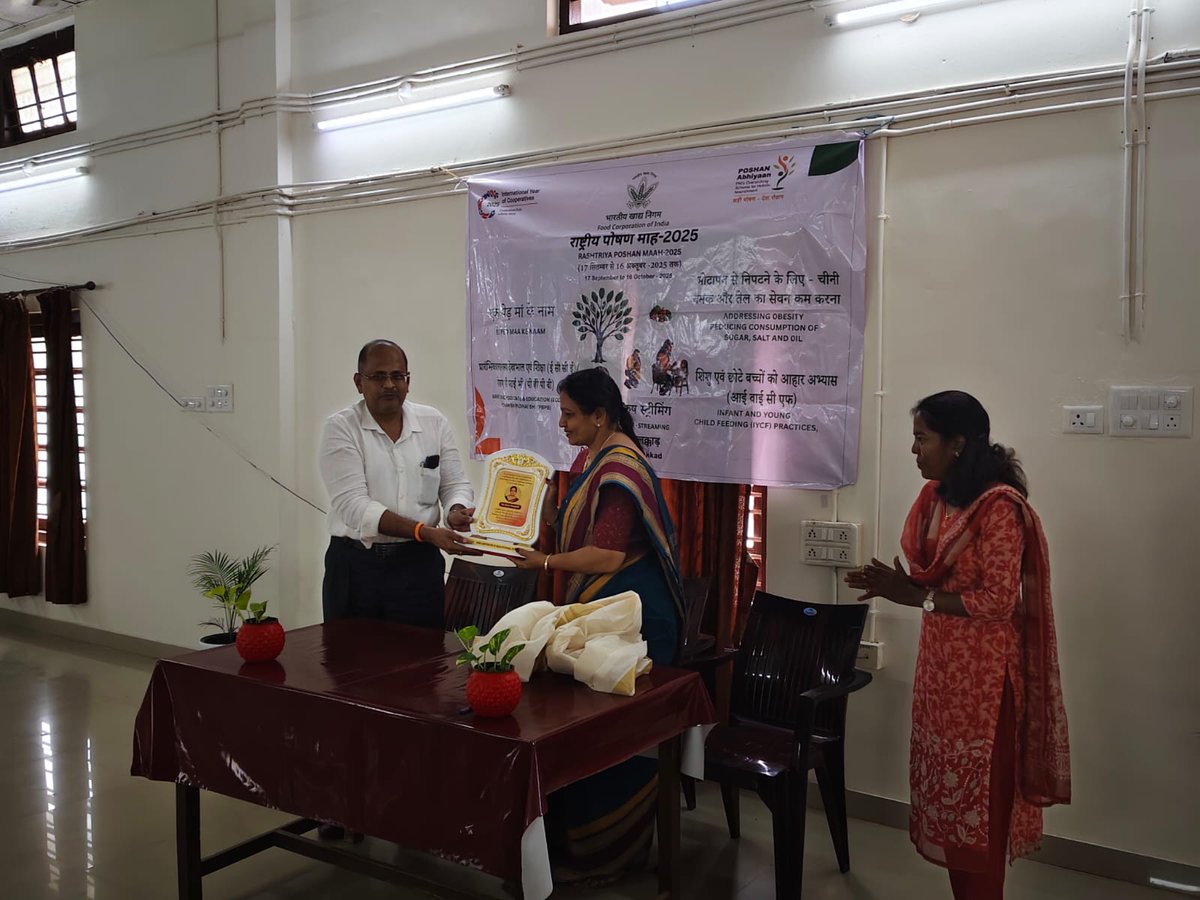 DoPalakkad's tweet photo. FCI DO Palakkad has celebrated Rashtriya Poshan Maah-2025 from 17 Sep to 16 Oct 25. Officers / Officials actively participated and made the event grant success. The event concluded with prize distribution and Vocal for Local felicitation of local woman artisan on 16 Oct 25. https://t.co/FOCcbqNwoA
