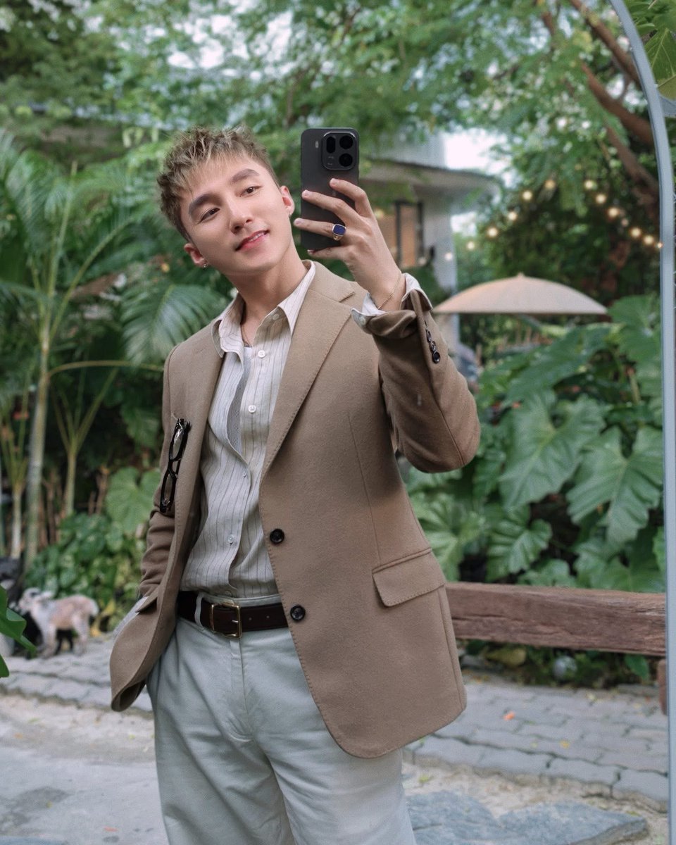 MTPGlobalUnion's tweet photo. [@sontungmtp777 FB UPDATE]

“She says: "Today, dress up properly so you can take me out for breakfast"🙂  
I be like... 😌”

#SonTungMTP #SKYMTP 
[1/3] https://t.co/qUwUcncsvV