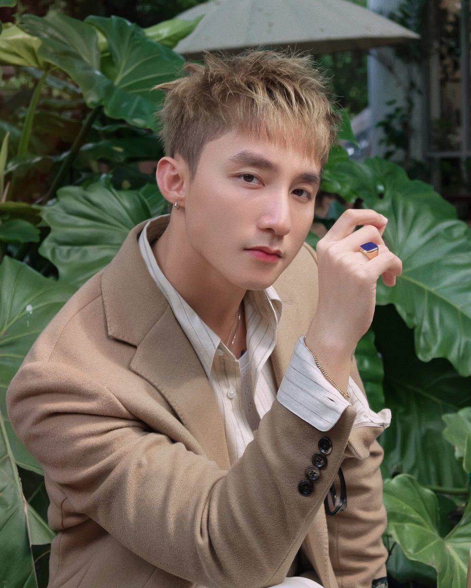 MTPGlobalUnion's tweet photo. [@sontungmtp777 FB UPDATE]

“She says: "Today, dress up properly so you can take me out for breakfast"🙂  
I be like... 😌”

#SonTungMTP #SKYMTP 
[1/3] https://t.co/qUwUcncsvV