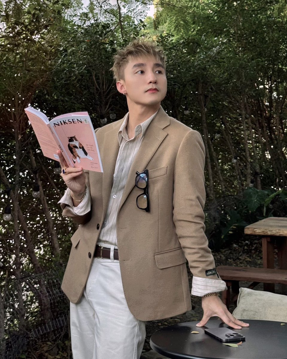 MTPGlobalUnion's tweet photo. [@sontungmtp777 FB UPDATE]

“She says: "Today, dress up properly so you can take me out for breakfast"🙂  
I be like... 😌”

#SonTungMTP #SKYMTP 
[1/3] https://t.co/qUwUcncsvV
