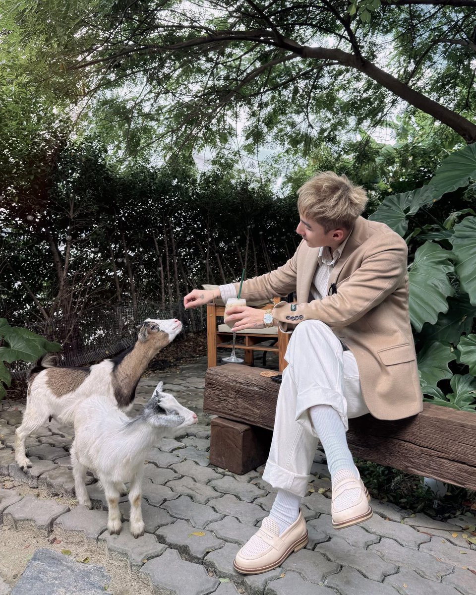 [<a href="/sontungmtp777/">M-TP</a> FB UPDATE]

“She says: "Today, dress up properly so you can take me out for breakfast"🙂  
I be like... 😌”

#SonTungMTP #SKYMTP 
[1/3]