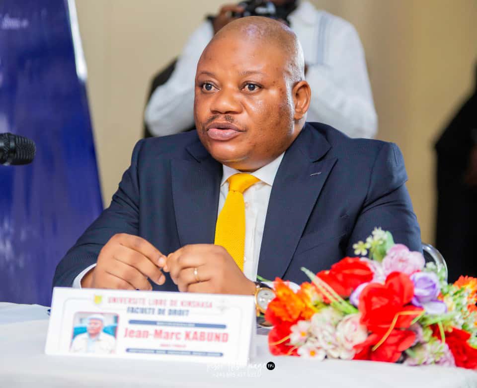 Le Président <a href="/kabund_jmkkrock/">Jean Marc KABUND-A-KABUND</a> a poursuivi ses études aux yeux de tous, dans la transparence Là où beaucoup de politiciens fuient les épreuves de la vie, lui les affronte avec courage Ce qu’il a traversé mérite le respect. Toi qui cherches à savoir quand il allait à l’université