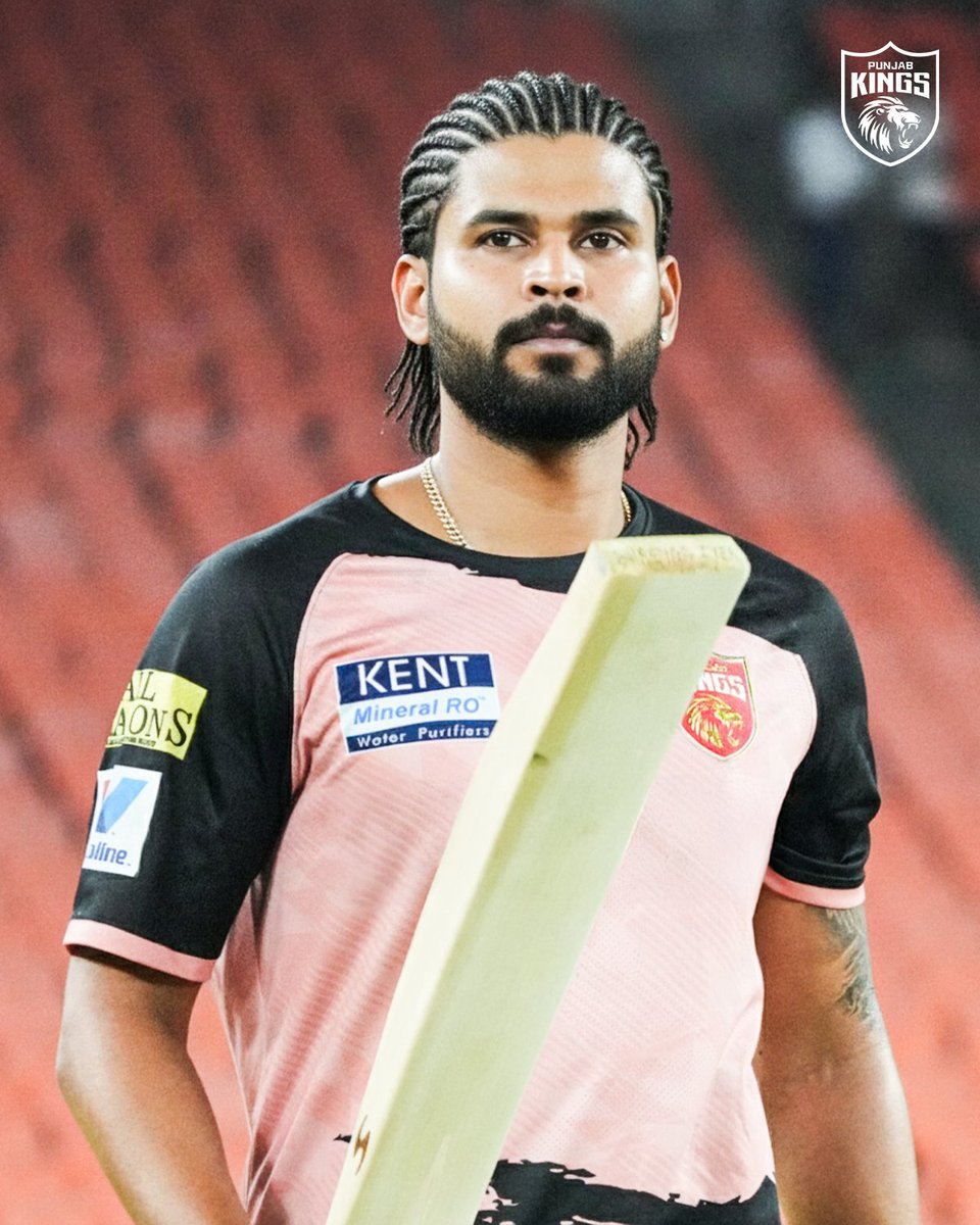 PunjabKingsIPL's tweet photo. Sarpanch Saab's 𝐛𝐚𝐚𝐥 𝐤𝐚 𝐤𝐚𝐦𝐚𝐚𝐥! 😎

#SherSquad, which hairstyle suits him the best? 🤔

#ShreyasIyer https://t.co/uKkdYVcW4h