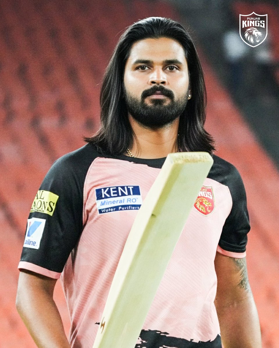 PunjabKingsIPL's tweet photo. Sarpanch Saab's 𝐛𝐚𝐚𝐥 𝐤𝐚 𝐤𝐚𝐦𝐚𝐚𝐥! 😎

#SherSquad, which hairstyle suits him the best? 🤔

#ShreyasIyer https://t.co/uKkdYVcW4h
