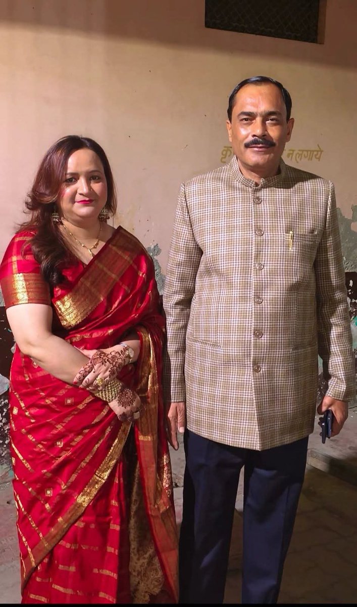 PrashoonKumar2's tweet image. समाजवादी पार्टी शाहजहांपुर के संघर्षशील जिला अध्यक्ष मा. तनवीर खां साहब एवं भाभी जी को वैवाहिक वर्षगांठ की अनंत शुभकामनाएं।

ईश्वर इस बेमिसाल जोड़ी पर अपनी कृपादृष्टि सदैव बनाएं रखें। #Happy_Marriage_Anniversary