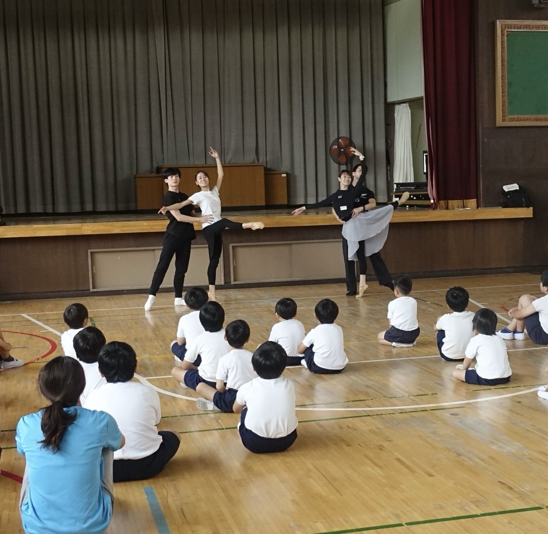 スターダンサーズ・バレエ団の秋は学校巡回公演シーズン🍁
今年は全部で12の小学校、中学校、特別支援学校に伺います🏫

📸ワークショップにて

 #SDB学校巡回