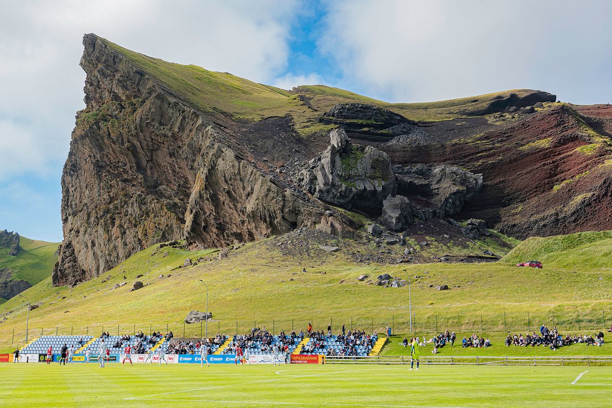 HognerX's tweet photo. Et lite parti av verdens vakreste fotballbok er nå tilgjengelig i vår nettbutikk. 

Signert av fotograf Dave Harry
Football landscapes of europe

https://t.co/slYJR94SUk https://t.co/C0BffrMP8b