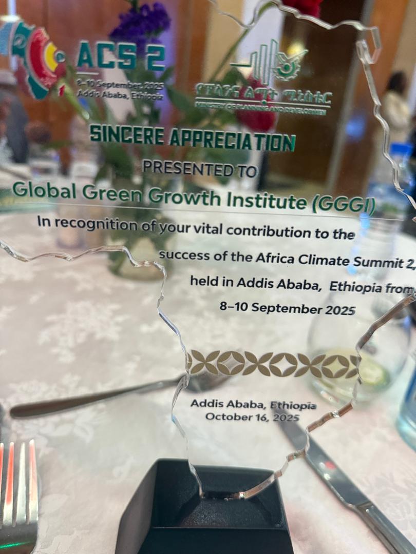 GGGIEthiopia's tweet photo. @gggi_hq honored by @MoPD_Ethiopia for Instrumental Role in the @ACS2ET.
GGGI Ethiopia's CR @oakdanny, received the award from H.E. Dr. @FitsumAdela, the Minister of #MoPD. 
The award is a testament to our commitment to advancing Africa-led solutions &amp; green growth partnerships. https://t.co/vBZRrblMtj