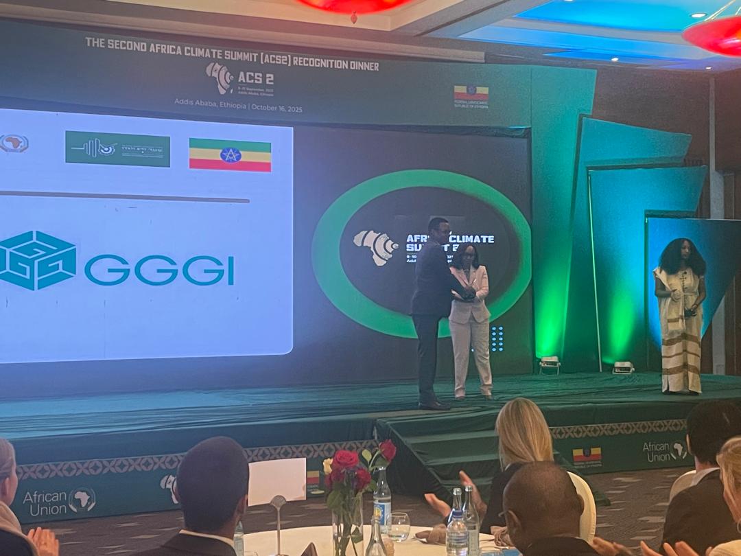 GGGIEthiopia's tweet photo. @gggi_hq honored by @MoPD_Ethiopia for Instrumental Role in the @ACS2ET.
GGGI Ethiopia's CR @oakdanny, received the award from H.E. Dr. @FitsumAdela, the Minister of #MoPD. 
The award is a testament to our commitment to advancing Africa-led solutions &amp; green growth partnerships. https://t.co/vBZRrblMtj