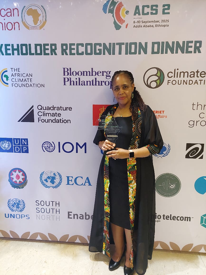 IOMatAU's tweet photo. Honored to receive a Silver Plaque from @MoPD_Ethiopia for @UNmigration’s vital role in the landmark 2nd Africa Climate Summit (#ACS2).

Grateful for the recognition &amp; proud to support climate resilience and address climate mobility needs across #Africa. 🌍🤝

#ClimateAction https://t.co/gQuWLij3ND