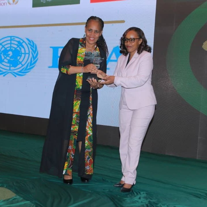 IOMatAU's tweet photo. Honored to receive a Silver Plaque from @MoPD_Ethiopia for @UNmigration’s vital role in the landmark 2nd Africa Climate Summit (#ACS2).

Grateful for the recognition &amp; proud to support climate resilience and address climate mobility needs across #Africa. 🌍🤝

#ClimateAction https://t.co/gQuWLij3ND