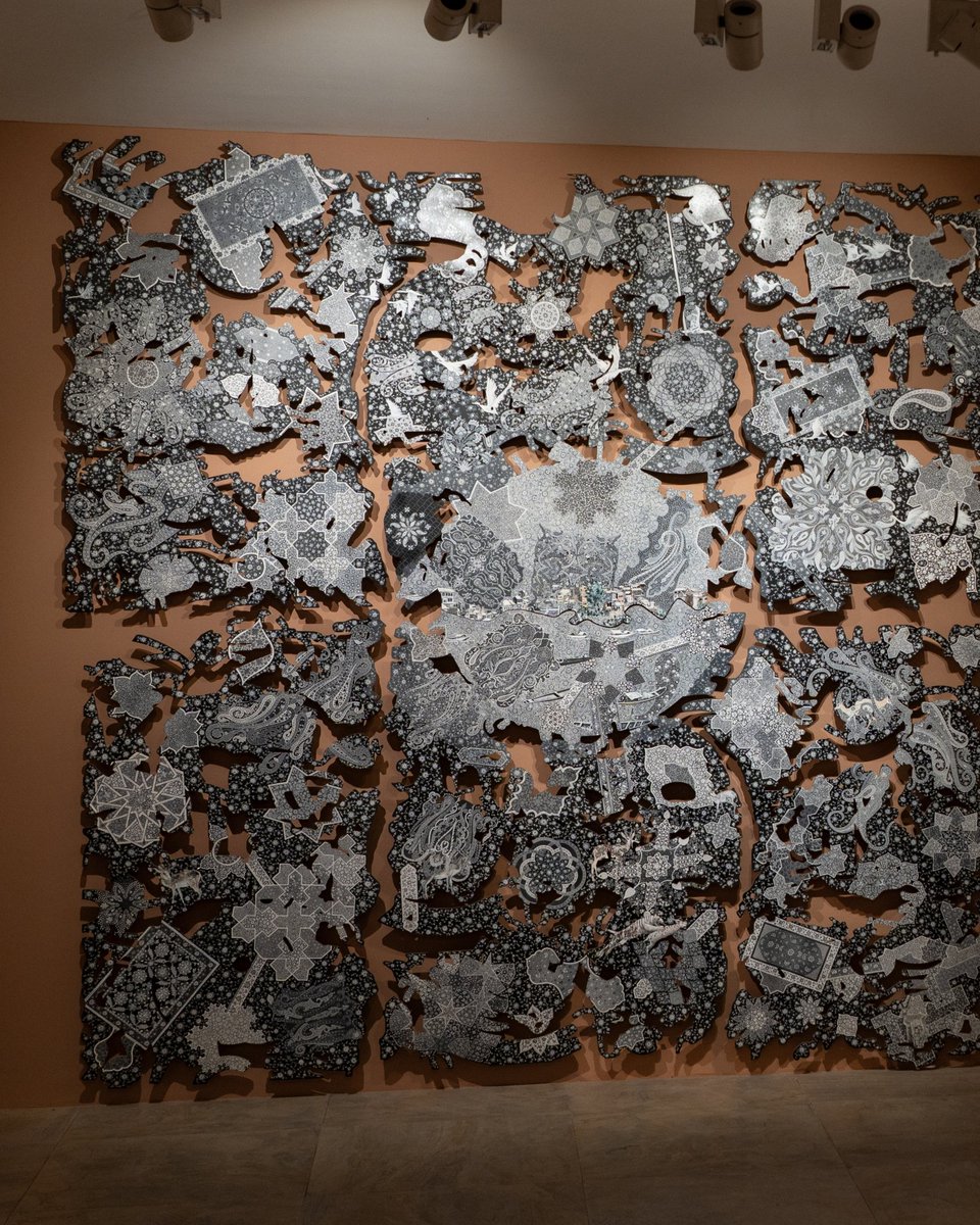 OjasArt's tweet photo. Rooted in memory, exile, and return — Veer Munshi’s works trace the shifting landscapes of belonging.

In Aabi Zameen and Khoya Gul Gulfaam, he reimagines the idea of home as something carried within — shaped by memory, loss, and longing. The soil of Kashmir becomes his medium, https://t.co/ZEjnB8DiGe