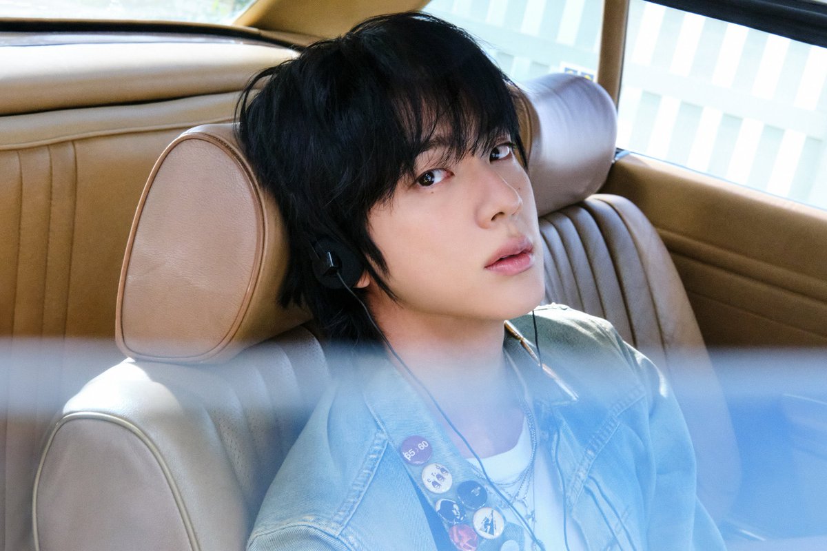 Aeshani10's tweet photo. I’m voting #Jin for the #2025MAMAVOTE https://t.co/gZPVwE3BZ4