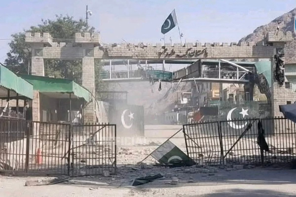 itzGunaa's tweet image. Salwar Kameez border gate decorated by Afghan 🤡🤡