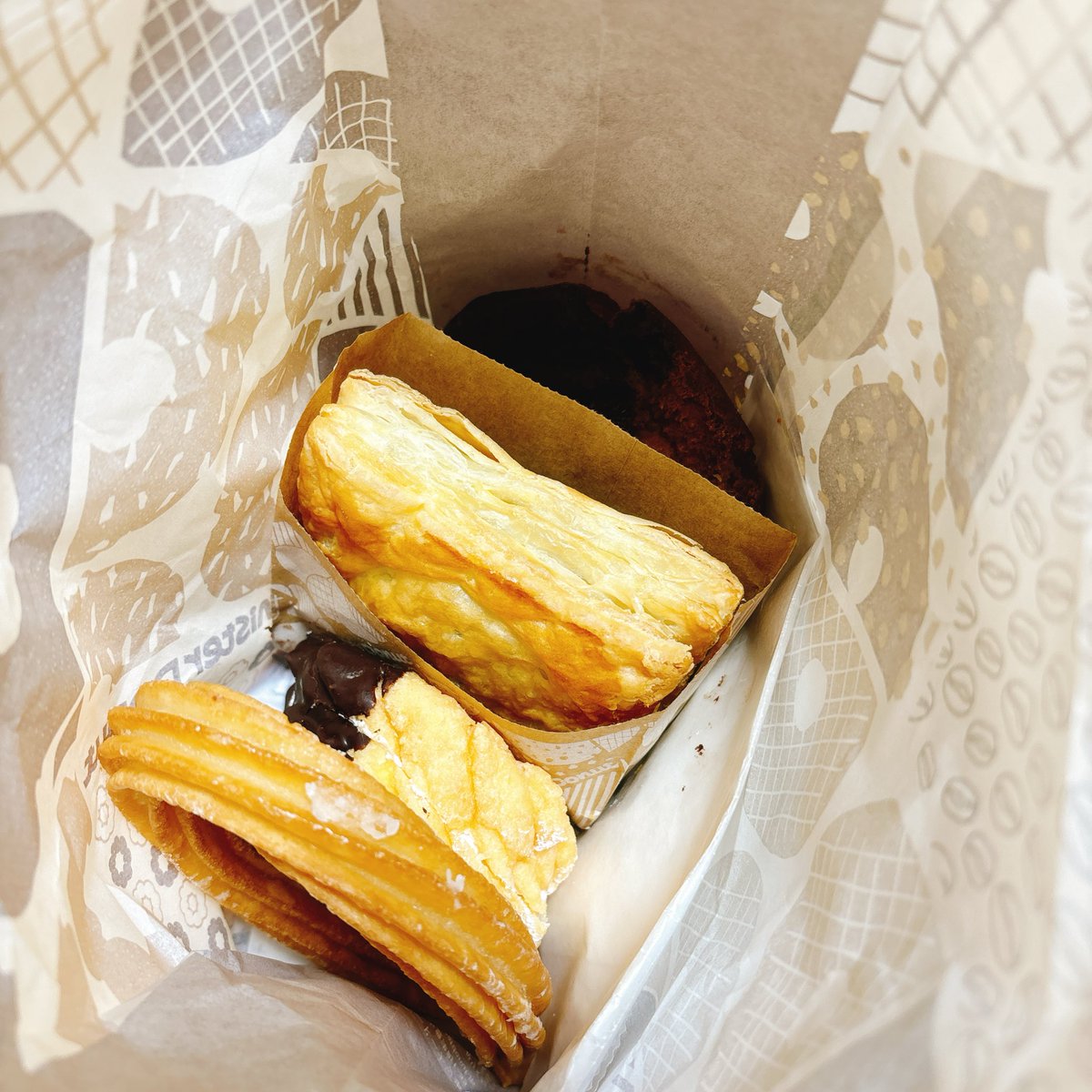 愚かなので歯医者行った後アイスとドーナツ買ってきた🥹
