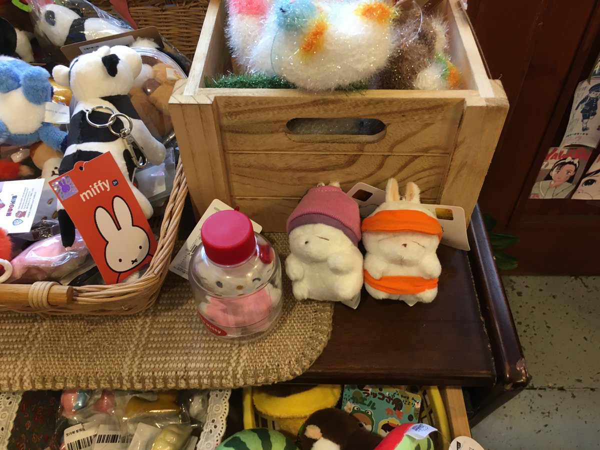 2층에 고전 굿즈 많아서 눈돌아감..